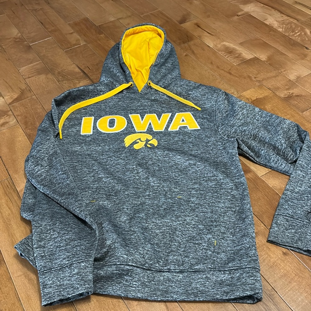 Iowa Hawkeyes hoodie
Women’s small